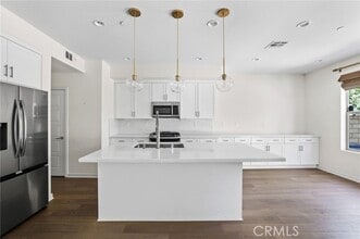 Building Photo - 216 Finch
