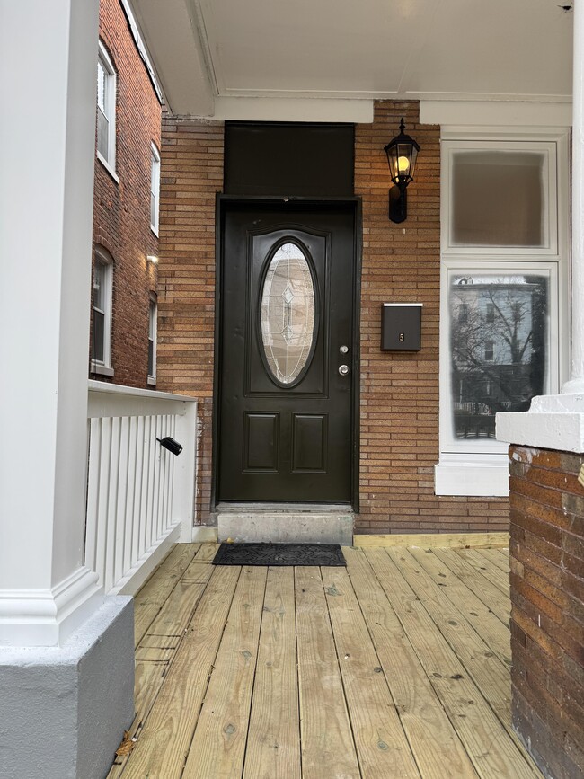 Building Photo - 5 S Augusta Ave