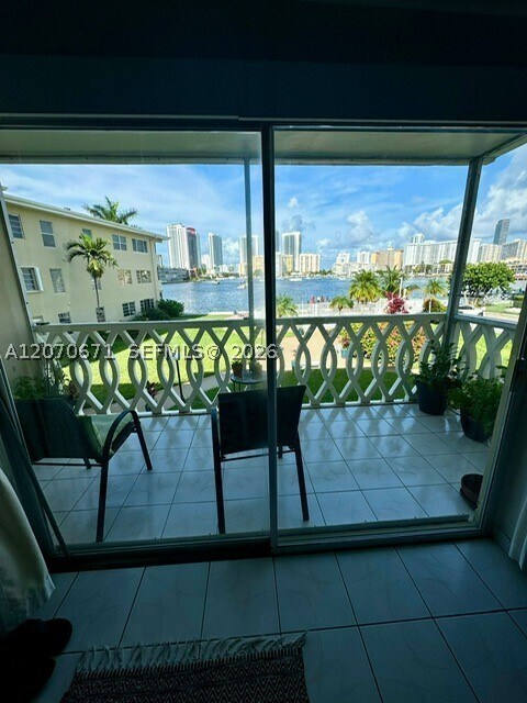 Foto del edificio - 450 Golden Isles Dr