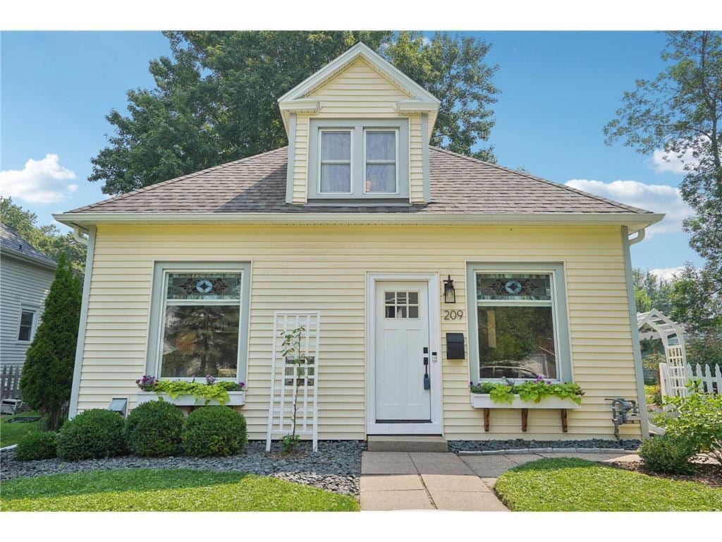 Primary Photo - 209 8th Ave N