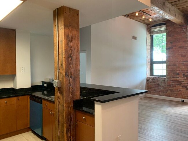 Building Photo - 251 Rocketts Way