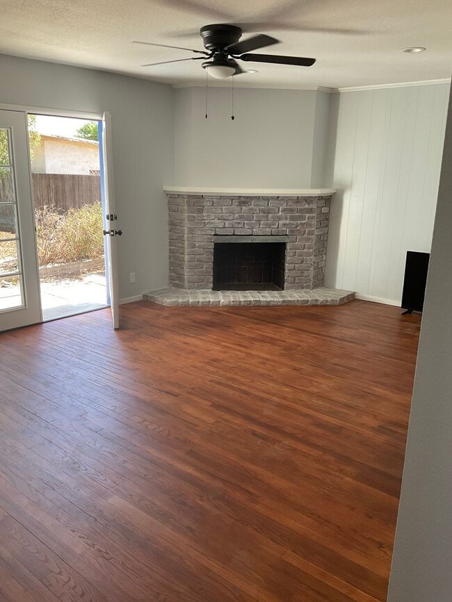Building Photo - Charming 3/4 bedroom, 2 bathroom home loca...