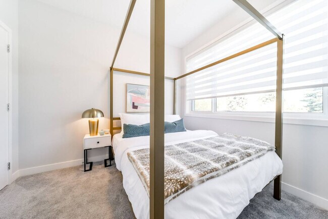 Building Photo - 15809-15897 97 Ave NW