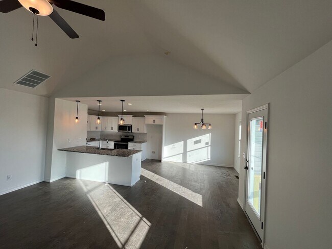 Foto del edificio - Nearly new 3 bed, 3 bath with Springfield ...