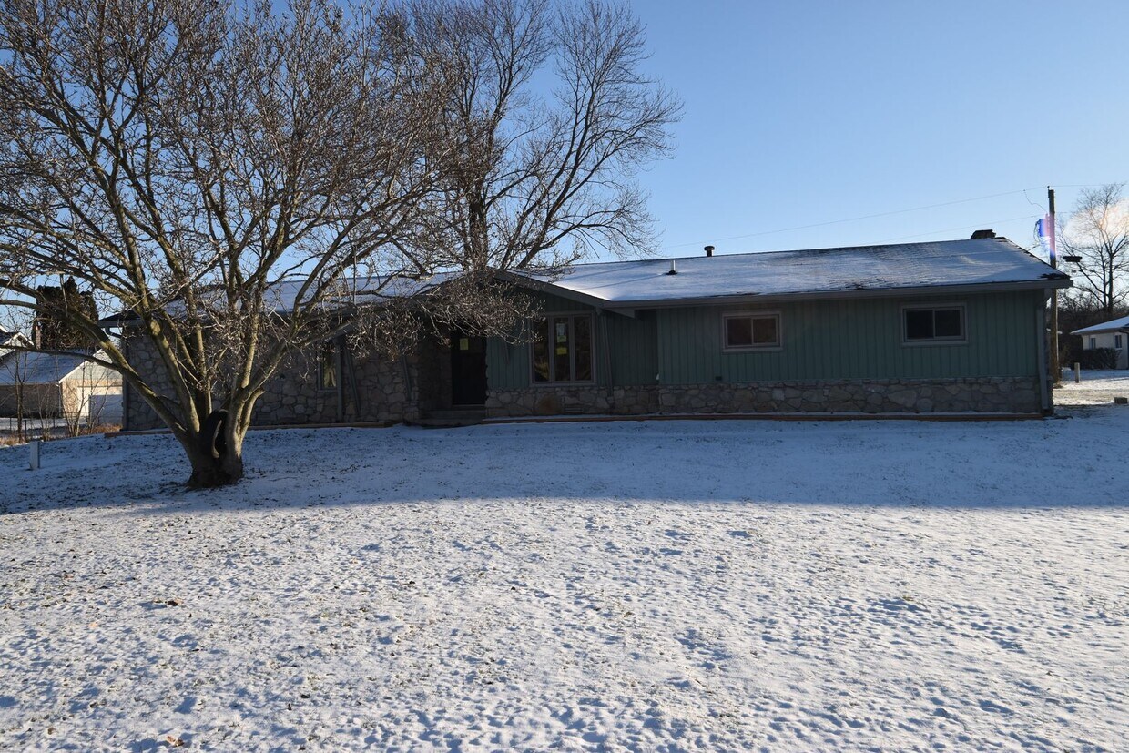 Primary Photo - 3 Bedroom, 2 Full Bath Home with Large Det...