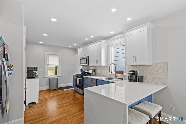 Foto del edificio - 653 Forest Rd