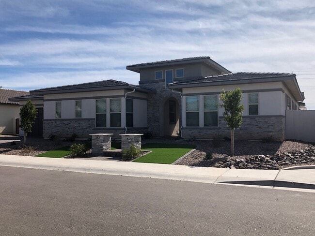 Building Photo - Beautiful home with generation suite in gated community