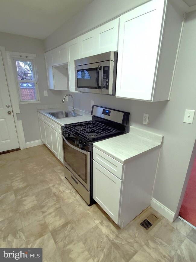 Building Photo - 5701 Jonquil Ave