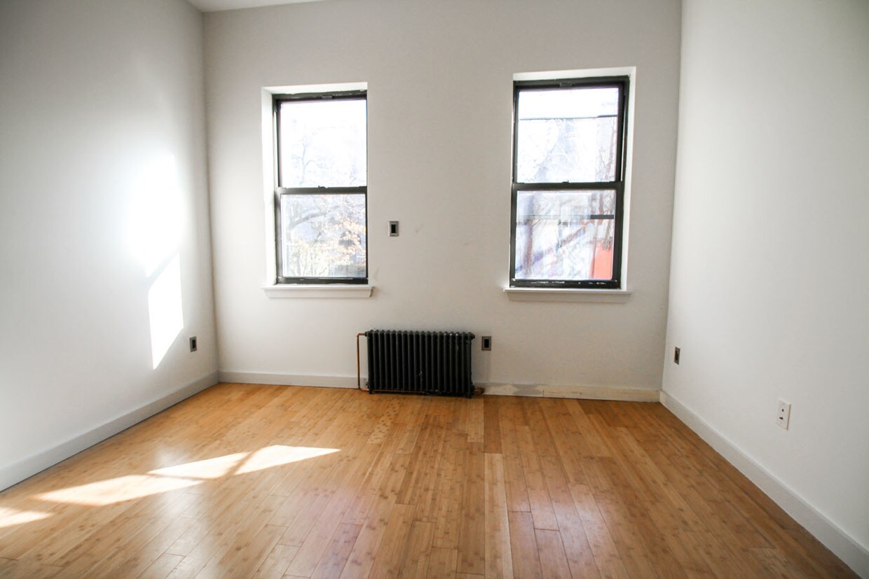 Foto principal - 1516 Gates Ave