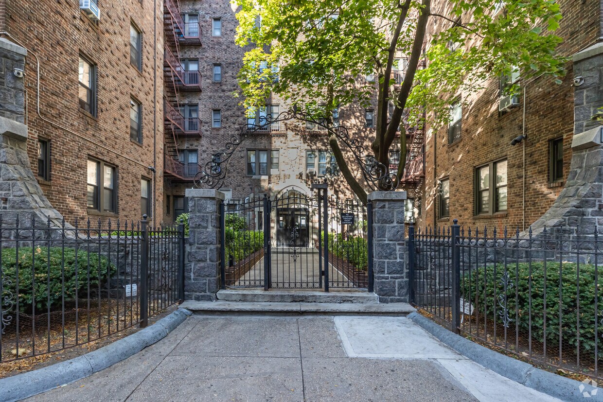 Foto del edificio - 92-05 Whitney Ave