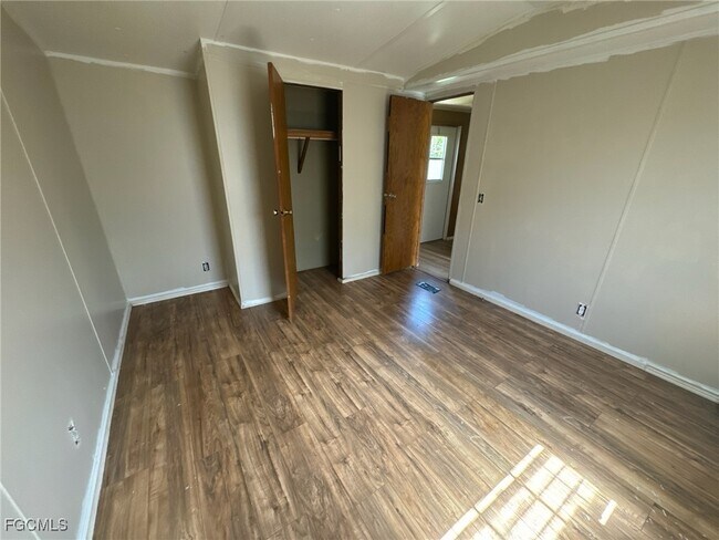 Foto del edificio - 714 Higgins Rd