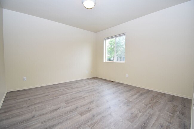 Foto del edificio - Beautiful 4 bedroom, 3 bathroom unit with attached garage!