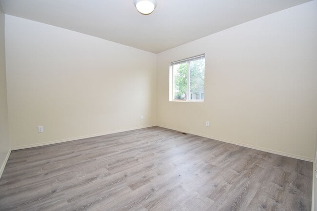 Building Photo - Beautiful 4 bedroom, 3 bathroom unit with attached garage!