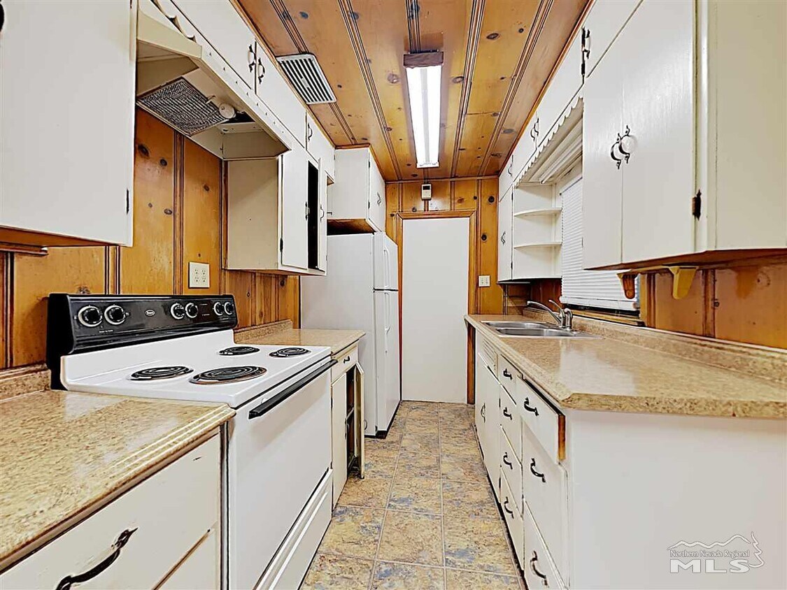 Primary Photo - 1380 N Sierra St