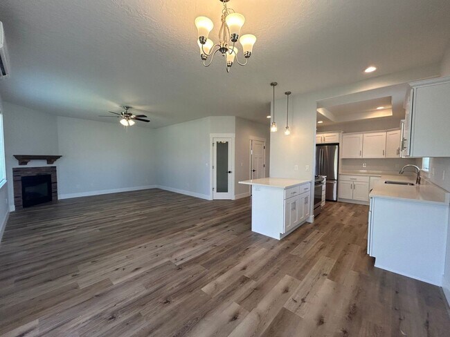 Building Photo - Newly Built 3 Bed, 2.5 Bath Townhouse/Dupl...
