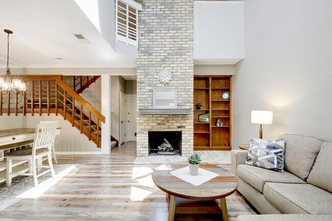 Building Photo - 10819 Crown Colony Dr