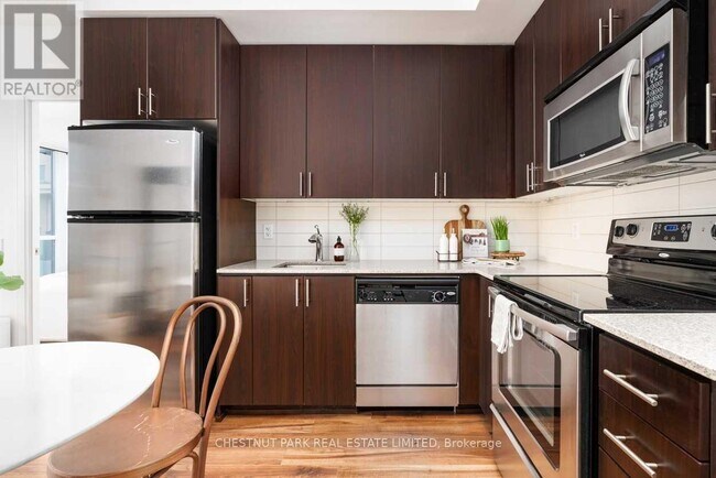 Building Photo - 560 Front St W