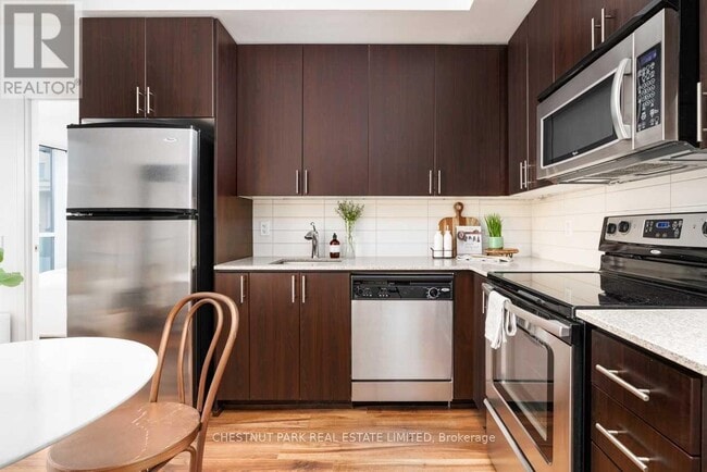 Photo du bâtiment - 560 Front St W