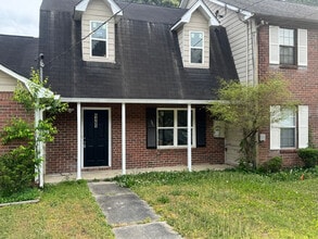 Building Photo - Room in Apartment on River Park Dr