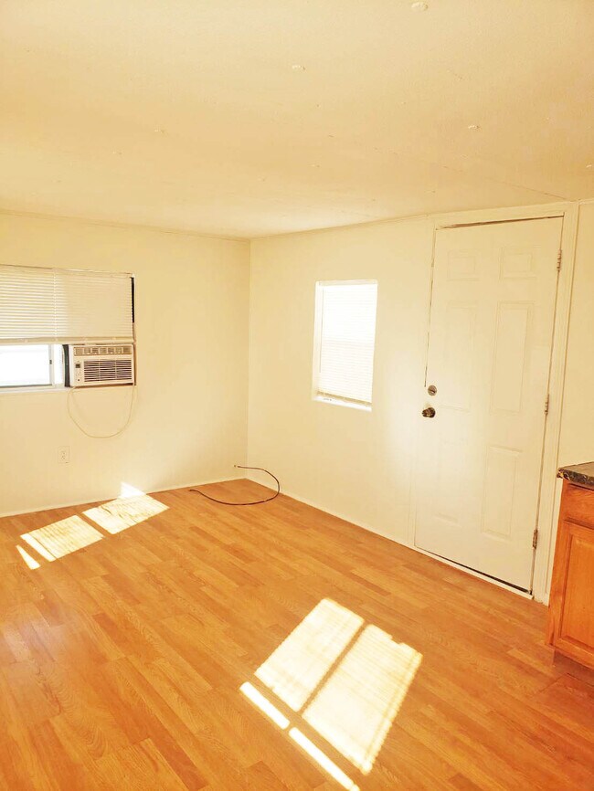 Building Photo - 1241 Vondell Dr