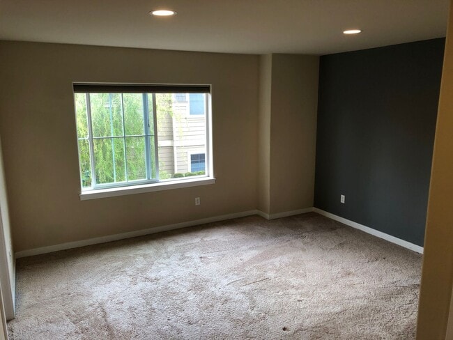 Building Photo - 3 Bed, 2.5 Bath Millcreek Townhouse New Ca...