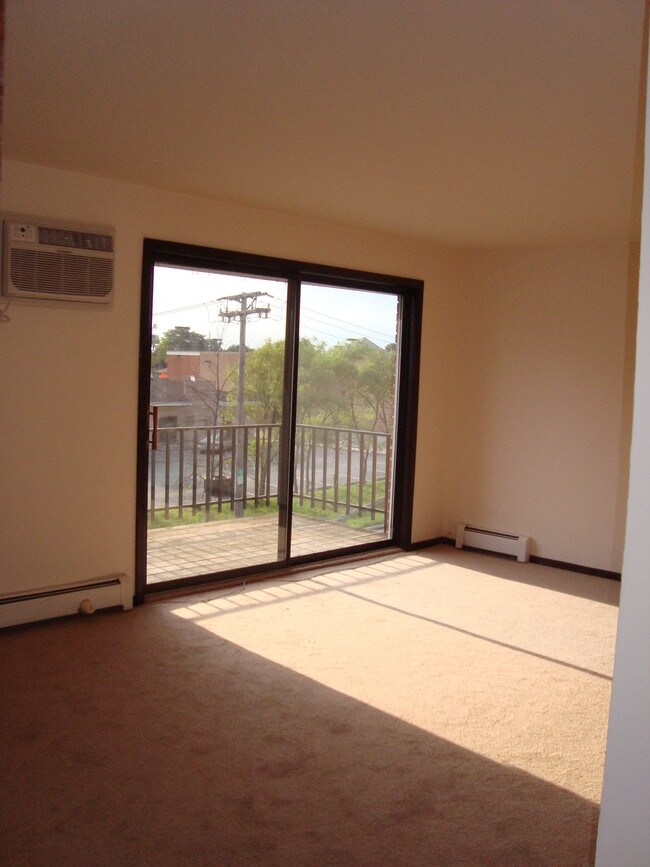 Large Living Room - Mobile Avenue Apartments