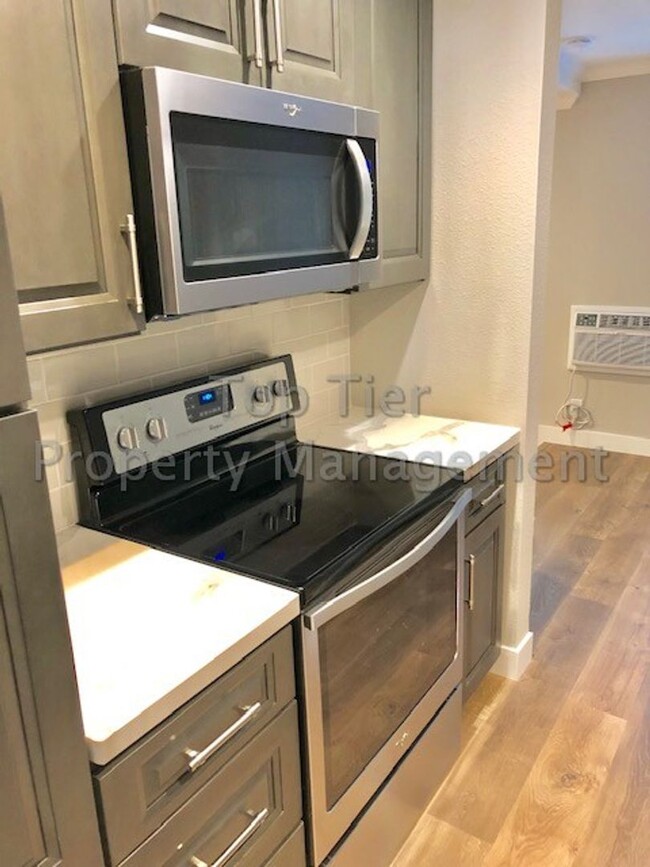 Building Photo - Meticulously renovated 2 Bd/1 Ba, 889 sf, ...