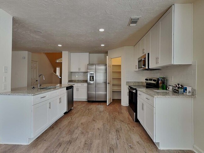 Building Photo - 28631 Hidden Lake W