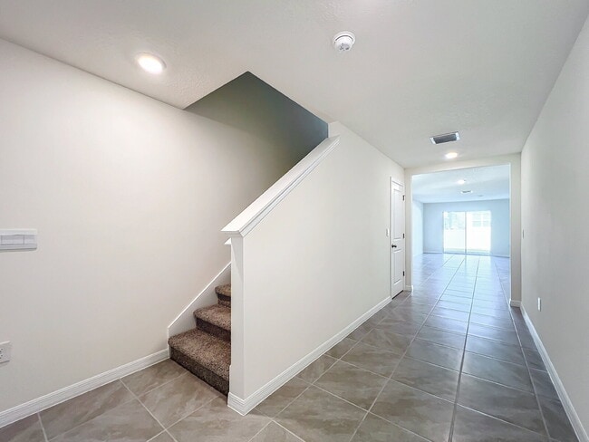 Building Photo - 5 Bedroom Rental Home with Large Backyard in Ocala Crossings!