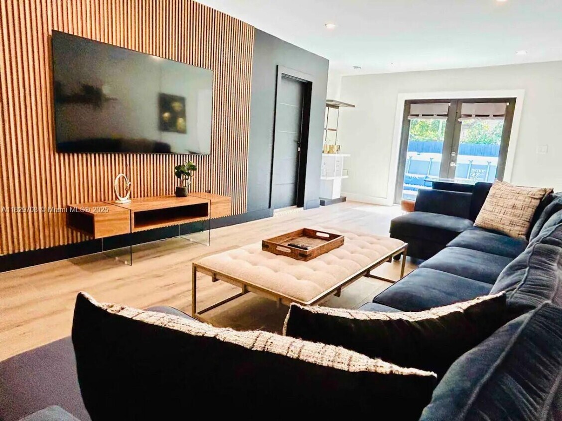 Foto principal - 2360 SW 12th St