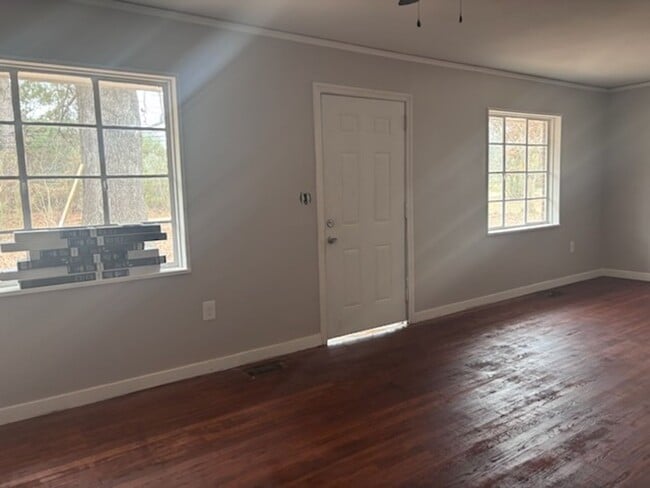 Foto del edificio - 245 Sykes Rd