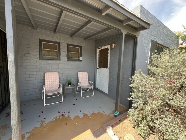 Building Photo - Furnished cozy 1 bedroom Duplex!
