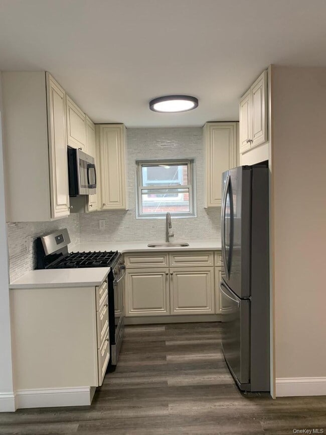 Foto del edificio - 4410 Baychester Ave