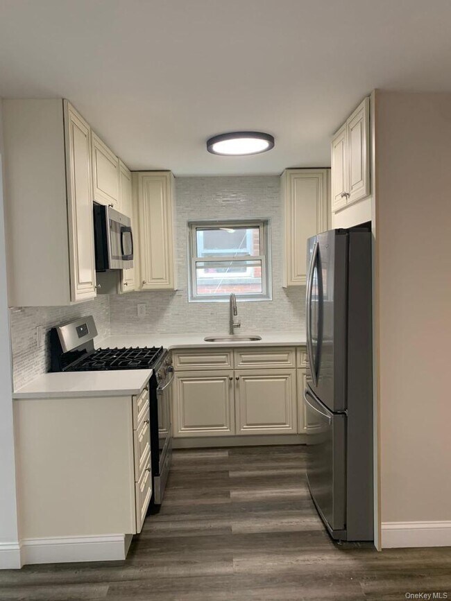 Building Photo - 4410 Baychester Ave