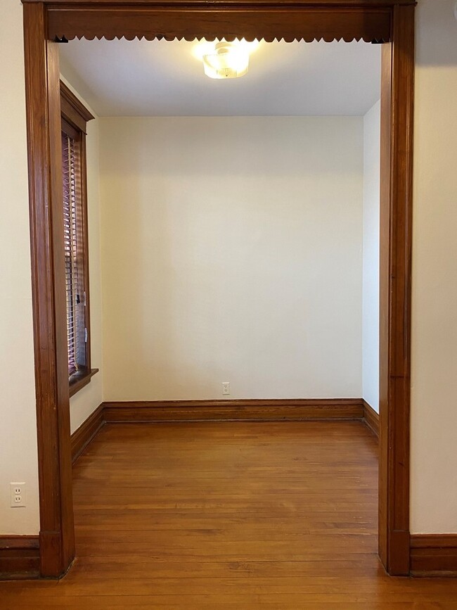 Building Photo - 2143 N Oakley Ave
