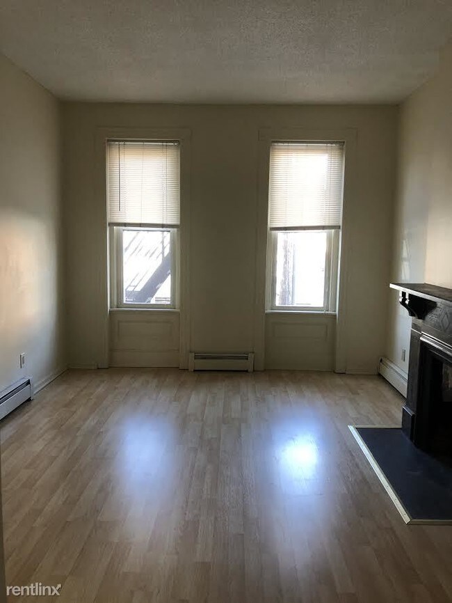 Building Photo - 2 br, 1 bath  - 135 Howe St Apt A A