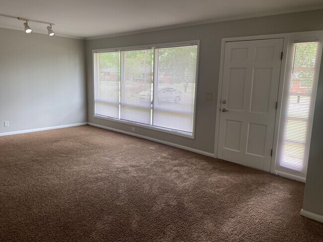 Foto del edificio - Charming 4 BR, 2 BA, Close to MTSU, 1 Car Garage, Large Carport