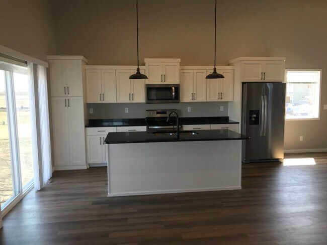 Foto del edificio - 4 Bedroom House For Rent
