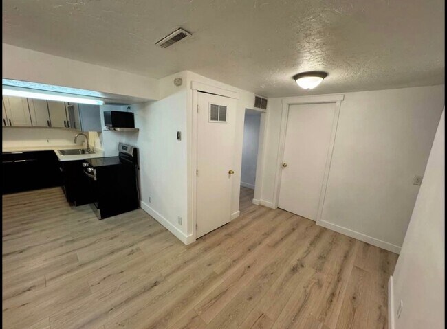 Foto del edificio - 3985 Evelyn Rd