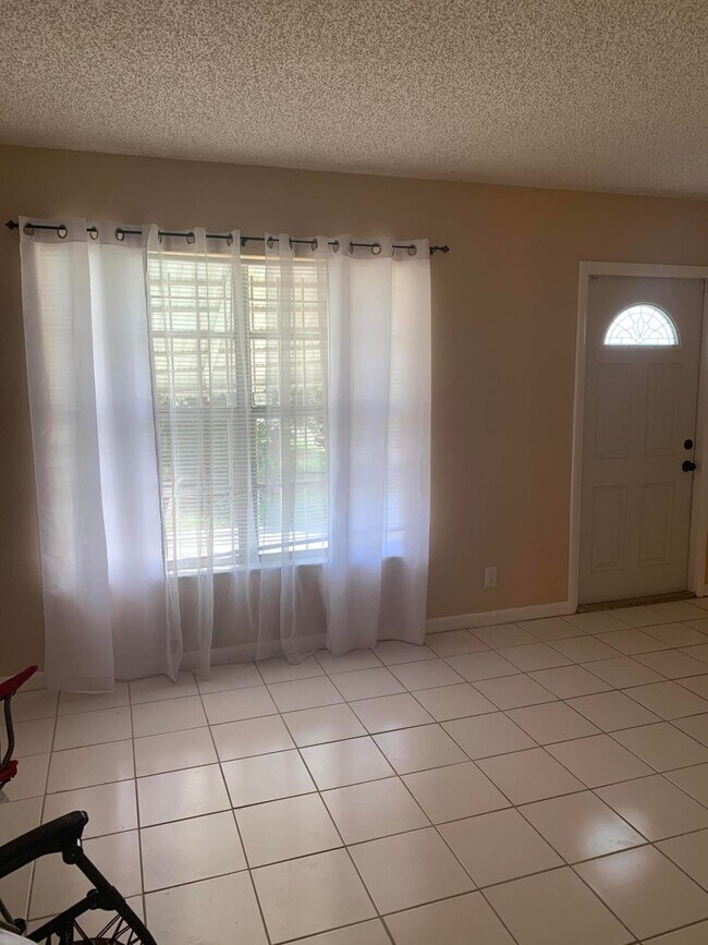 Foto del edificio - 2340 R J Hendley Ave