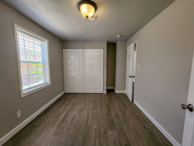 Foto del edificio - 3 Bedroom 2 Bath brick home in Shawnee
