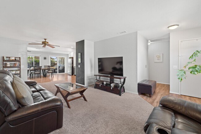 Building Photo - 3 Bedroom bright home in Mira Mesa with Sp...