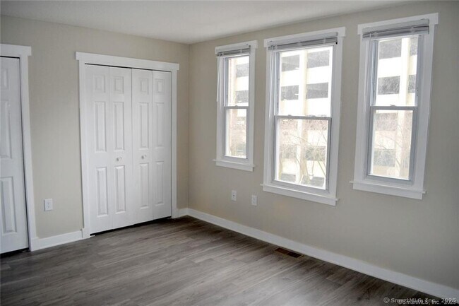 Foto del edificio - 140 Maple Ave