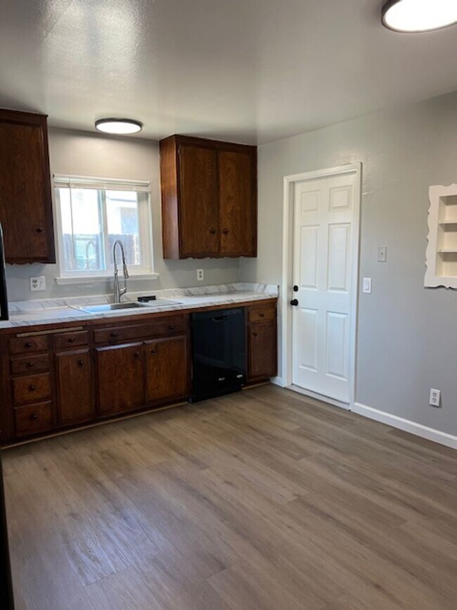 Building Photo - Updated California Living!
