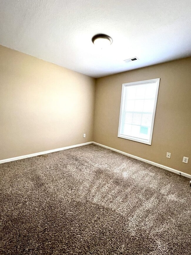 Building Photo - 2 Bedroom 1.5 Bathroom Townhome!!!