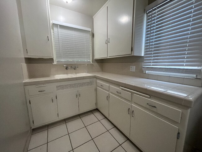 Foto del edificio - 300 S Oak Knoll Ave