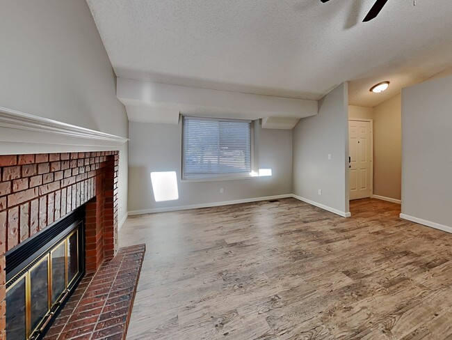 Building Photo - 3865 Valley View St