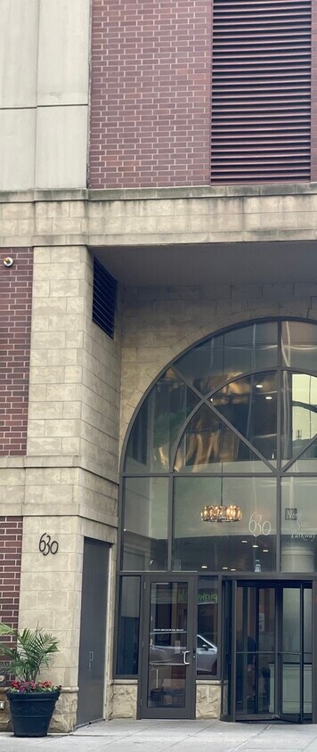 Foto del edificio - 630 N State St