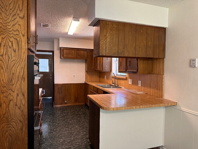 Building Photo - 3 Bedroom 2 Bath 2 Car Garage in Arlington - Excellent Location