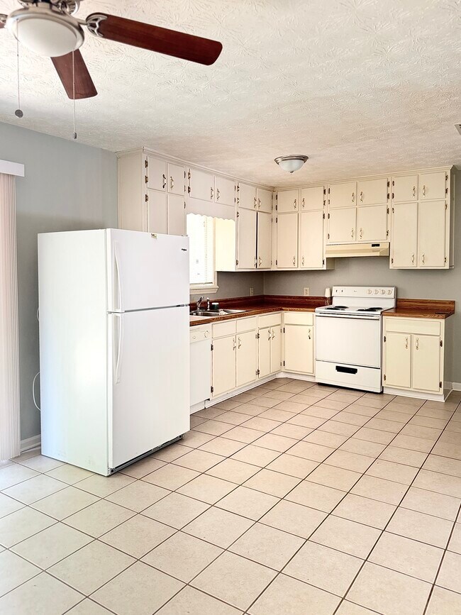Building Photo - 6091 Fieldcrest Dr
